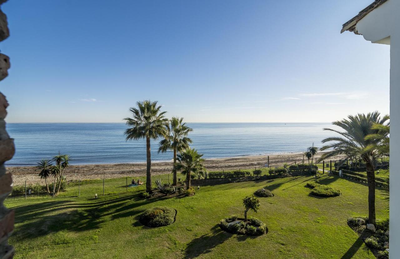 Hb - Comfortable Beachfront Holiday Apartment Estepona Kültér fotó