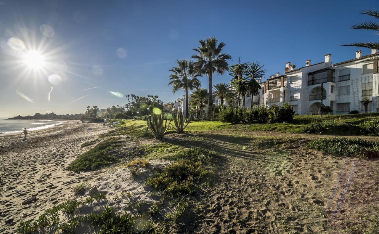 Hb - Comfortable Beachfront Holiday Apartment Estepona Kültér fotó