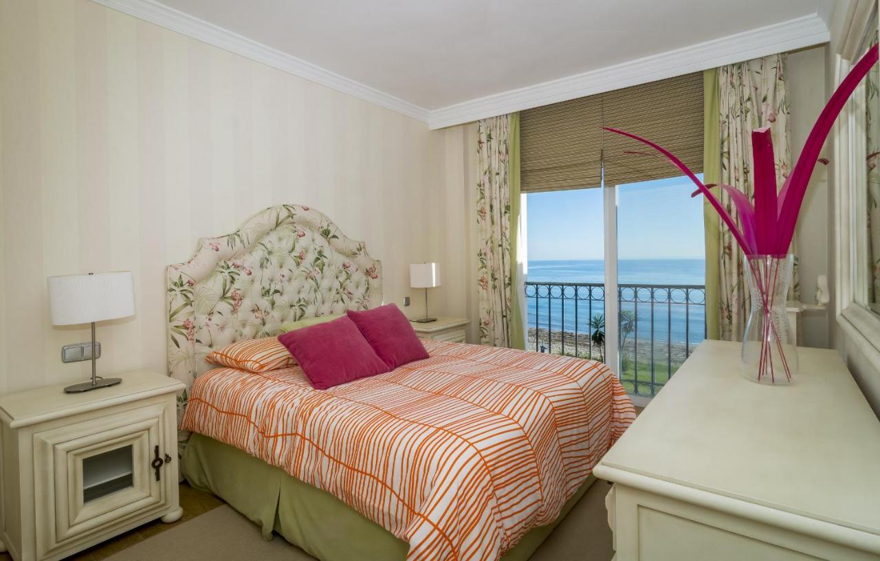 Hb - Comfortable Beachfront Holiday Apartment Estepona Kültér fotó