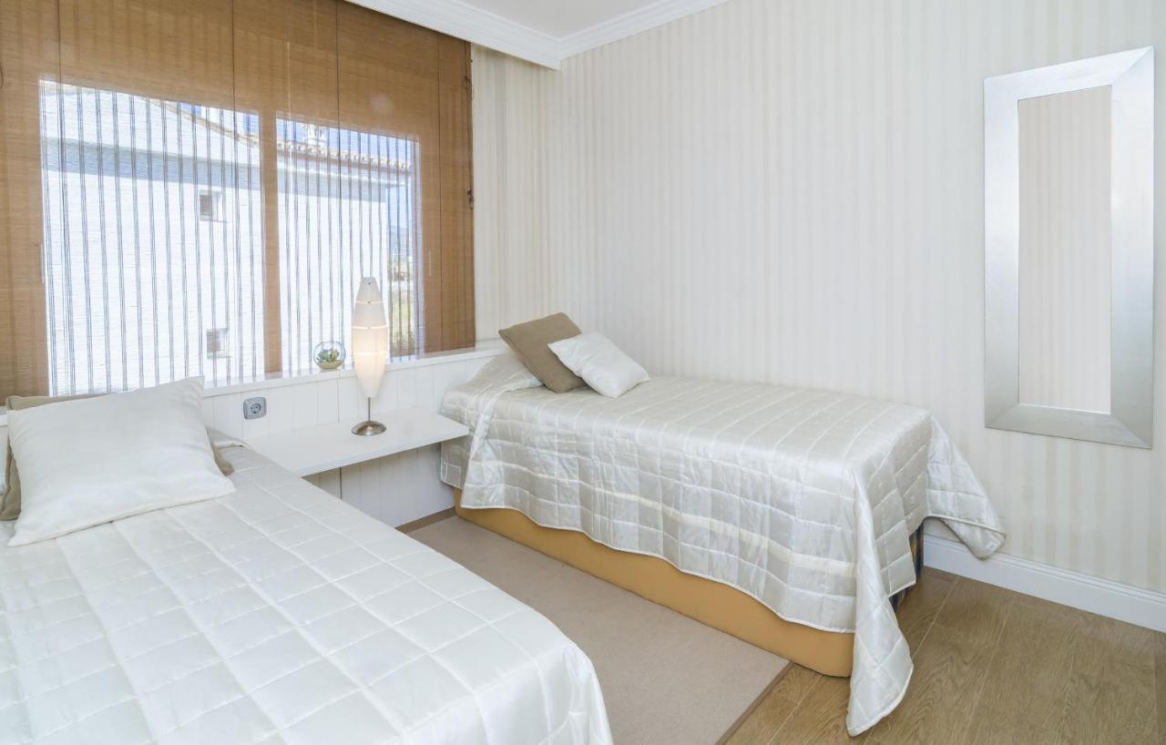 Hb - Comfortable Beachfront Holiday Apartment Estepona Kültér fotó
