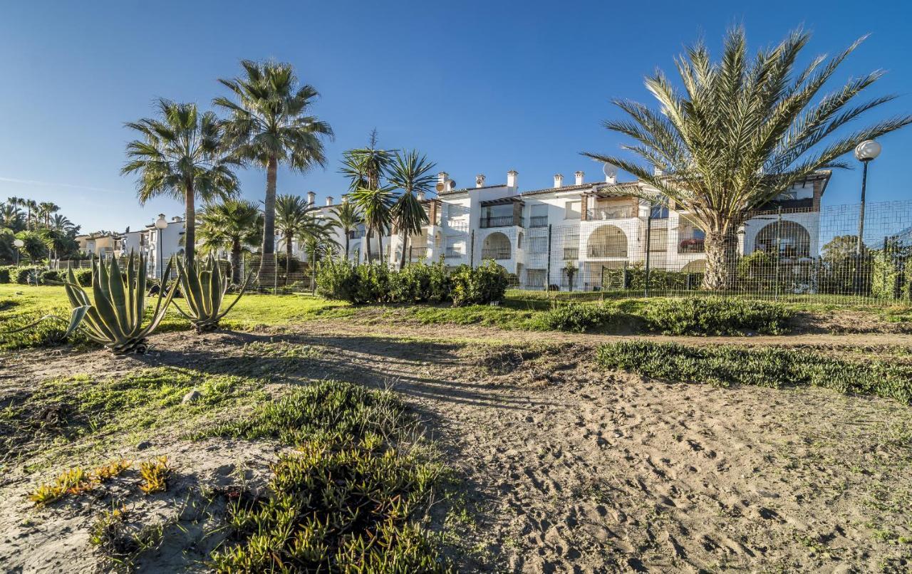 Hb - Comfortable Beachfront Holiday Apartment Estepona Kültér fotó