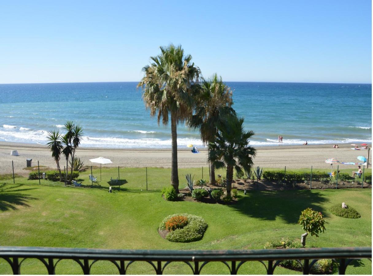 Hb - Comfortable Beachfront Holiday Apartment Estepona Kültér fotó